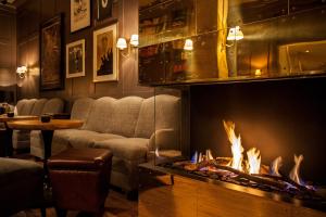 A seating area at Monbijou Hotel