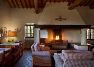 A seating area at Borgo Lucignanello Bandini Még 37 kép