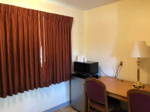 TV a/nebo společenská místnost v ubytování Monticello Motel