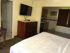 Postel nebo postele na pokoji v ubytování Monticello Motel