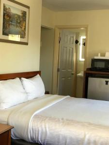 Postel nebo postele na pokoji v ubytování Monticello Motel
