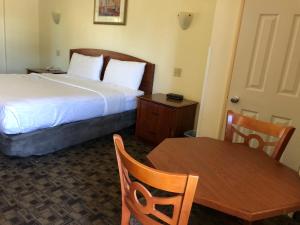 Postel nebo postele na pokoji v ubytování Monticello Motel
