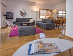 A seating area at Familygroupflat