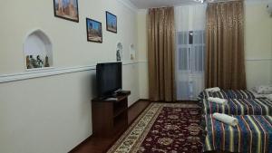 Una televisión o centro de entretenimiento en Abu Shakheen Guesthouse