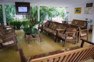 ein Wohnzimmer mit Sofas und einem Tisch und Stühlen in der Unterkunft Hotel Playa Azul in Playa Azul