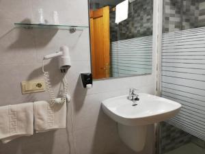 A bathroom at Labella María