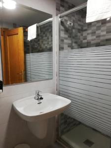 A bathroom at Labella María
