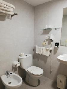 A bathroom at Labella María