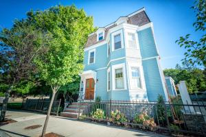 a blue house with a fence in front of it at Town & Tide Inn in Newport