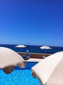 Bazén v ubytování Hotel Stella Di Mare nebo v jeho okolí