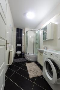 Phòng tắm tại Luxury Radox Airport Bucharest +13 ảnh