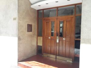 una entrada a un edificio con puerta de madera en Hermoso y luminoso en Palermo / Recoleta en Buenos Aires