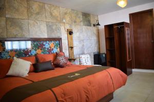 A bed or beds in a room at Hotel Las Candelas de Huamantla