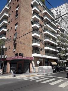 un gran edificio de ladrillo en la esquina de una calle en Hermoso y luminoso en Palermo / Recoleta en Buenos Aires