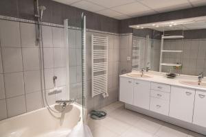 Et badeværelse på Chambres Au Jardin Fleuri