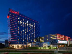 een hotelgebouw met een hotelbord erop bij Live! Casino & Hotel - Baltimore Washington Airport – BWI in Hanover