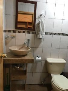 łazienka z umywalką i toaletą w obiekcie Cabaña Traslomita w mieście Mazamitla