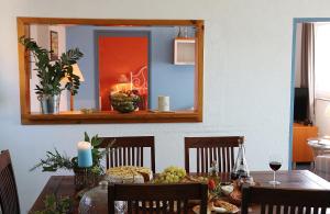 una sala da pranzo con tavolo e specchio di Apartment Like Home a Gradac (Grado)