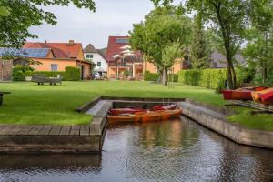 two canoes in a canal in a park at Ferienappartements Am Spreewaldfliess in Schlepzig