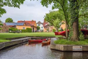 eine Gruppe von Booten, die in einem Fluss sitzen in der Unterkunft Ferienappartements Am Spreewaldfliess in Schlepzig