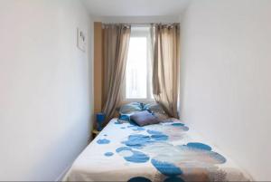 カンヌにあるPerfect 3 bedroom Cannes Center - Close Croisetteのベッドルーム1室(青い枕のベッド1台付)