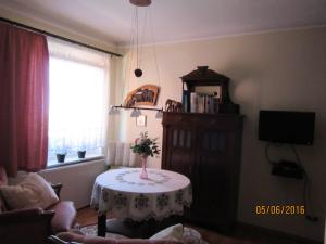 ein Wohnzimmer mit einem Tisch mit einer Vase darauf in der Unterkunft Stadtzentrum , nähe Schloss in Klütz