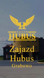 un panneau indiquant un hôtel avec un aigle sur lui dans l'établissement Zajazd Hubus, à Grabowo-Olszewo