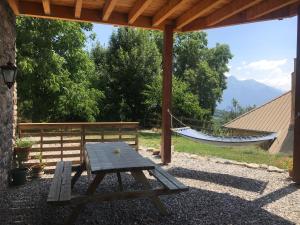 un tavolo da picnic e un'amaca sotto un padiglione di Studio Chez Mary a Chorges