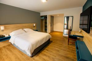 Rúm í herbergi á Daniel's Apart Hotel