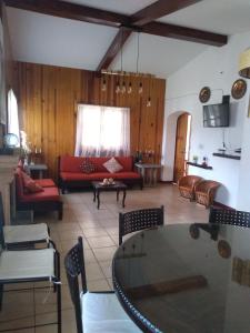 sala de estar con sofá rojo y mesa en Cabaña Traslomita, en Mazamitla