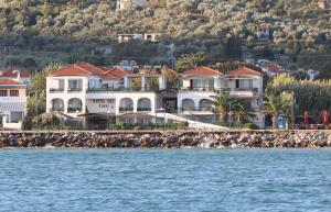 een groep huizen aan de oever van het water bij Mamma Mia in Skopelos Town