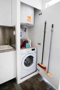una lavanderia con lavatrice in cucina di 5 avenue de la Gavine Résidence Hyères Parc a Hyères