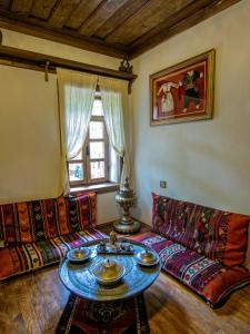 ein Wohnzimmer mit einem Sofa und einem Tisch in der Unterkunft Yeni Gelin Evi in Birgi