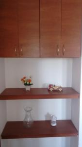 estante en una cocina con armarios de madera en Espacio 56 Apartamento, en Santa Marta