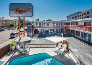 Πισίνα στο ή κοντά στο The Tangerine - a Burbank Hotel