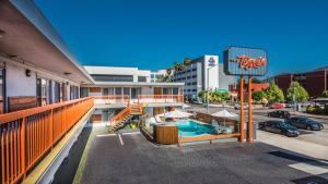 Πισίνα στο ή κοντά στο The Tangerine - a Burbank Hotel