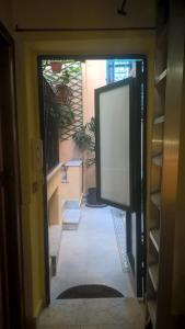 パレルモにあるMillimetroの窓付きの部屋がある廊下につながるドア