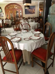 Un restaurante o sitio para comer en Hostal Juan