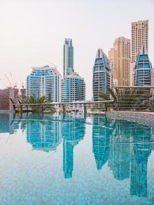 ein großer Wasserpool vor einer Stadt in der Unterkunft Signature Hotel Apartments and Spa in Dubai