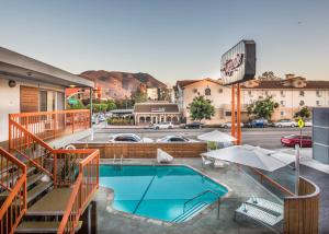 Bazén v ubytování The Tangerine - a Burbank Hotel nebo v jeho okolí