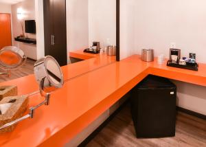 Et badeværelse på The Tangerine - a Burbank Hotel