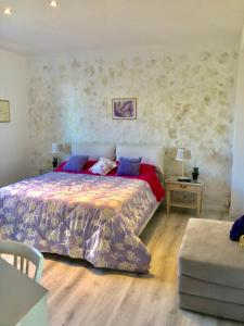 Trieste Panoramico في ترييستي: غرفة نوم مع سرير كبير مع ملاءات أرجوانية