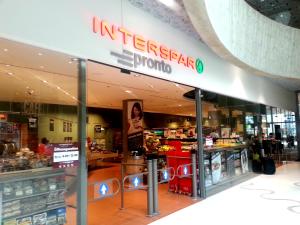 ein Geschäft vor einem Food Court in einem Einkaufszentrum in der Unterkunft KIBI Rooms self check-in in Wien