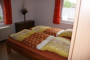 コスヴィッヒにあるTango ARA Cashのベッド2台が隣同士に設置された部屋です。