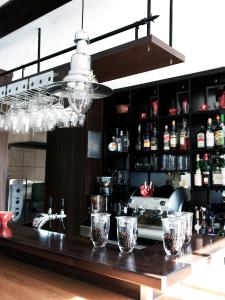 eine Bar mit vier Gläsern auf der Theke in der Unterkunft Boutique Hotel Villa Stockum in Düsseldorf
