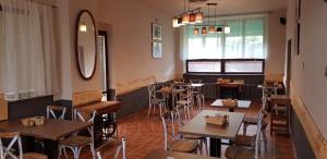 Reštaurácia alebo iné gastronomické zariadenie v ubytovaní Pension & Restaurace Na Rychtě