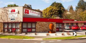 a fast food restaurant with cars parked in front of it at Edinburgh Motor Inn in Warragul +29 photos