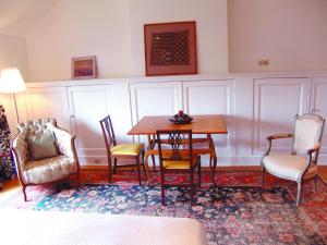 una sala da pranzo con tavolo e sedie di Louise Chatelain suites a Bruxelles