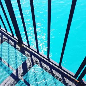 サンタ・アナにあるCaptain Morgan Hostel Lake Coatepequeの塀越しの水面