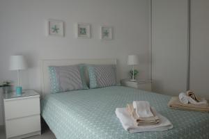 
A bed or beds in a room at Peniche4you
